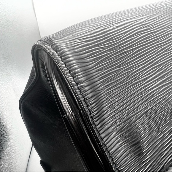 Louis Vuitton AUTHENTIC Epi Keepall 50 PreLoved - Picture 13 of 17